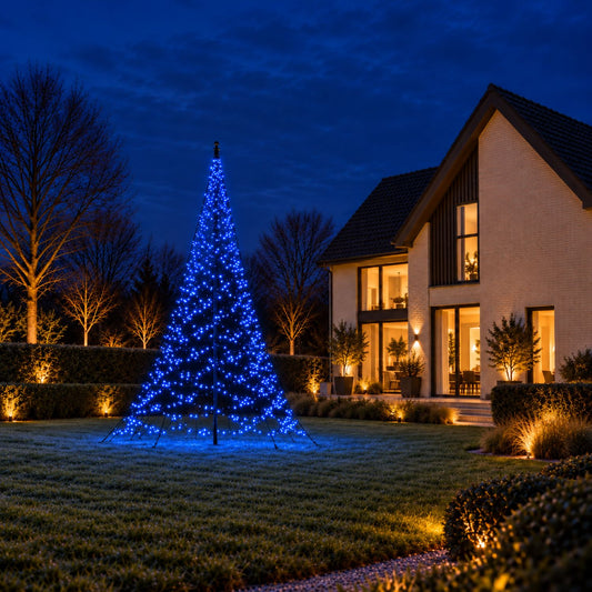 Fairybell Pro 6 meter 1152 LED Smart Magic met blauwe lampjes in de tuin bij een witte woning in de schemering