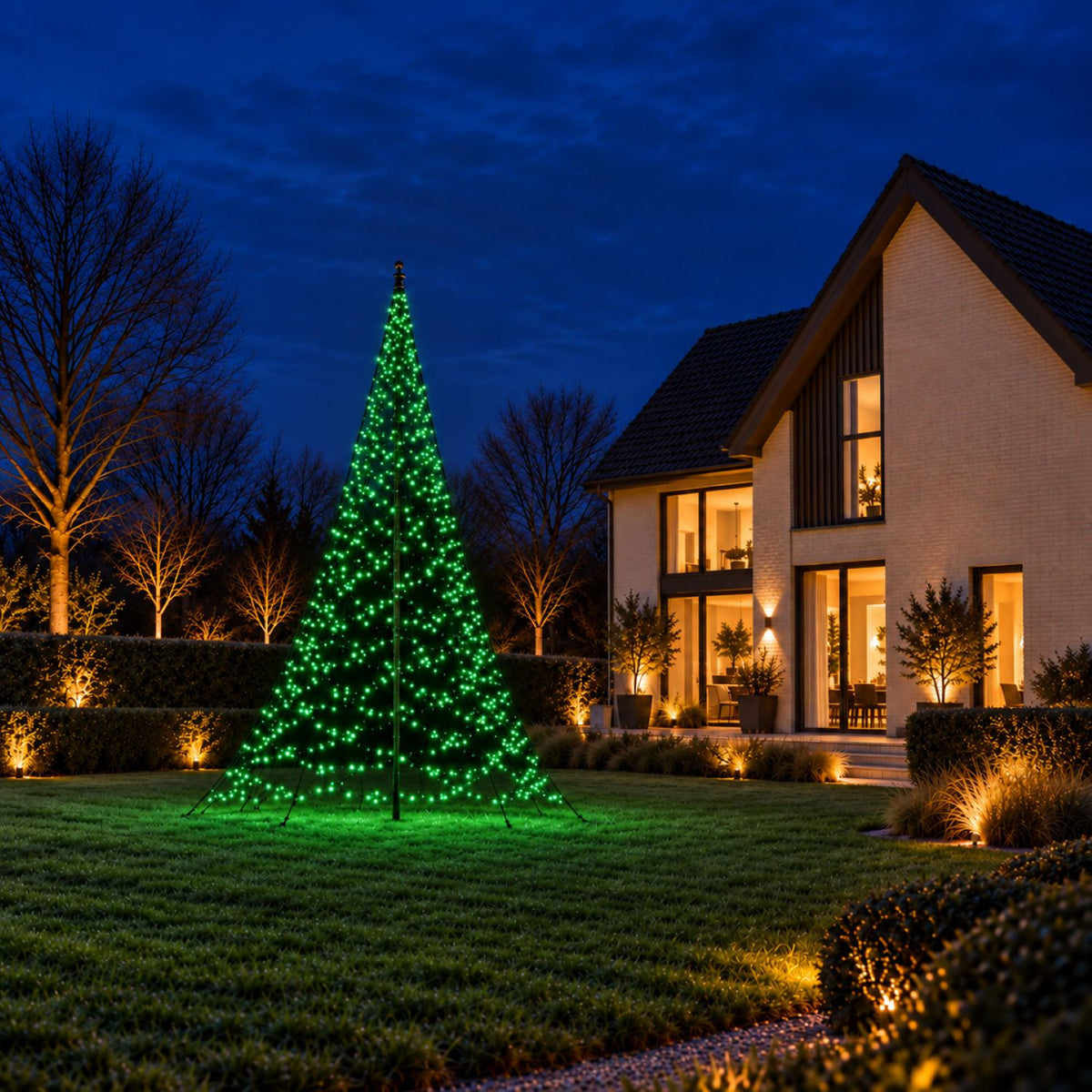 Fairybell Pro 6 meter 1152 LED Smart Magic in groen licht op het grasveld naast een witte woning