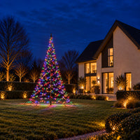 Fairybell Pro 6 meter 1152 LED Smart Magic in multicolour stand op het gazon voor een witte woning