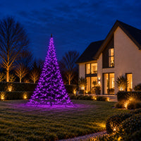 Fairybell Pro 6 meter 1152 LED Smart Magic paars verlicht in een avondtuin met een witte woning erachter