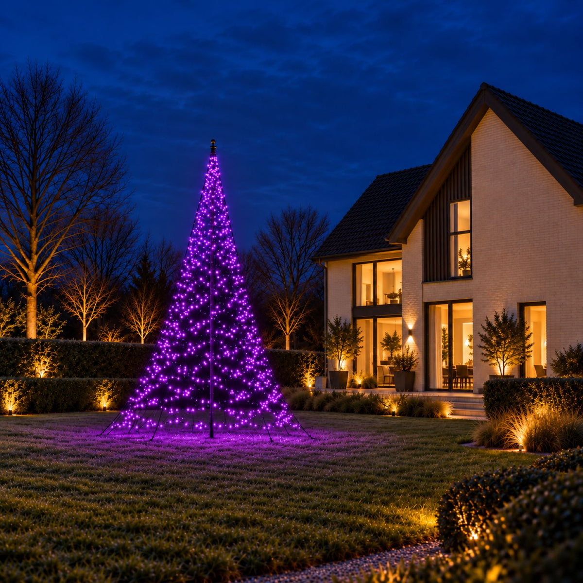Fairybell Pro 6 meter 1152 LED Smart Magic paars verlicht in een avondtuin met een witte woning erachter