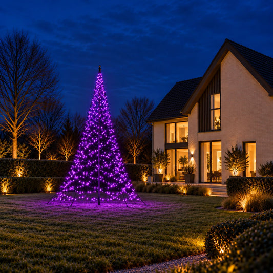Fairybell Pro 6 meter 1152 LED Smart Magic paars verlicht in een avondtuin met een witte woning erachter