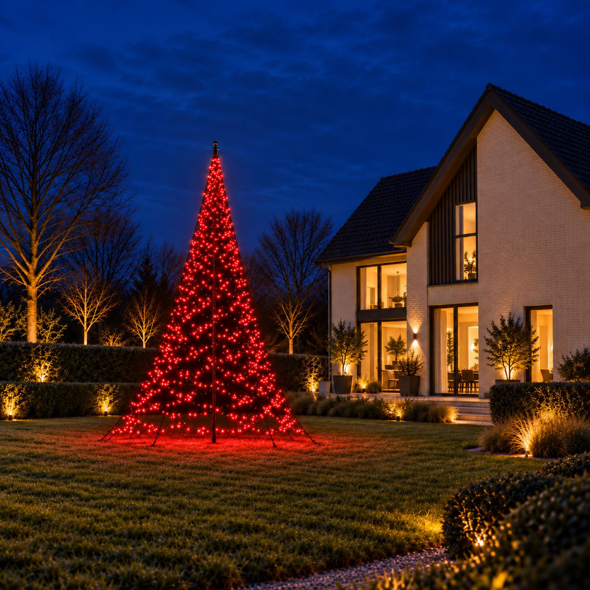 Fairybell Pro 6 meter 1152 LED Smart Magic volledig rood verlicht in de avondtuin naast een witte woning